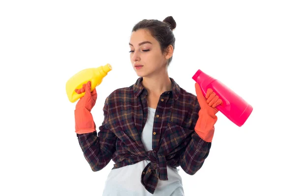 Jovem empregada com produtos de limpeza — Fotografia de Stock