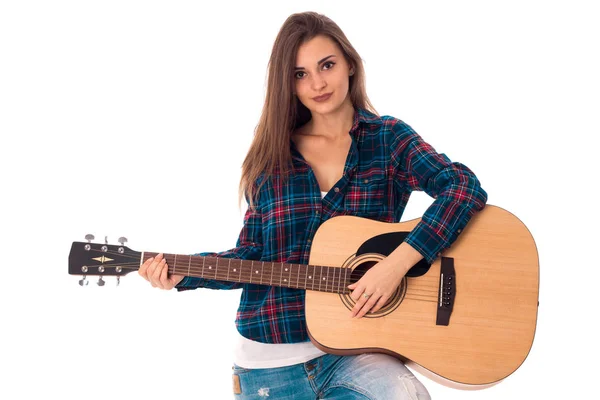 Menina morena elegante tocando guitarra — Fotografia de Stock