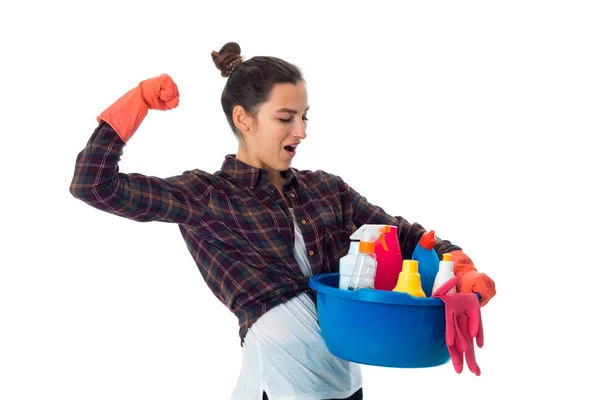 Νεαρή καθαρίστρια γυναίκα με καθαριστικά — Φωτογραφία Αρχείου