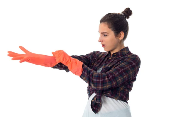 Jovem empregada com produtos de limpeza — Fotografia de Stock