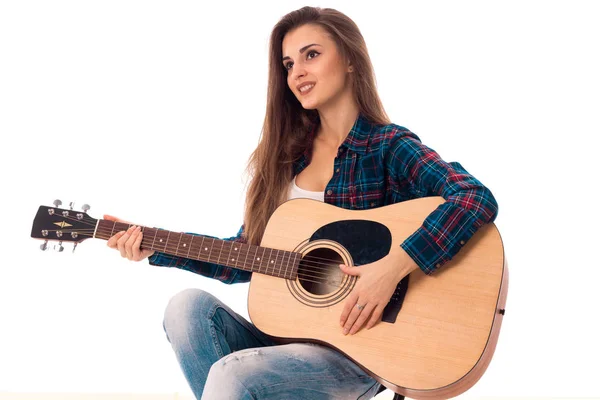 Menina com guitarra nas mãos sorrindo — Fotografia de Stock