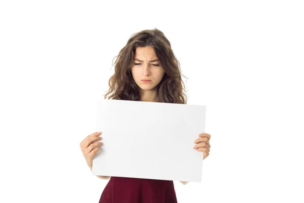 Menina em vestido vermelho com cartaz branco — Fotografia de Stock