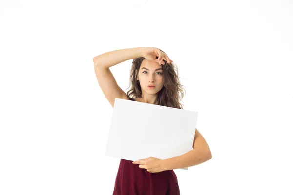 Menina em vestido vermelho com cartaz branco — Fotografia de Stock