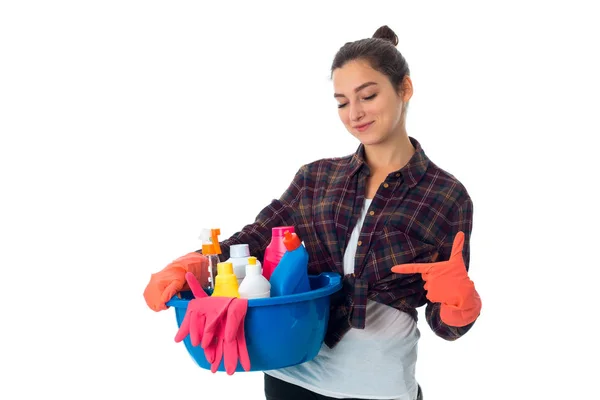 Νεαρή καθαρίστρια γυναίκα με καθαριστικά — Φωτογραφία Αρχείου