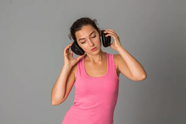 Dívka se sluchátky ve studiu — Stock fotografie