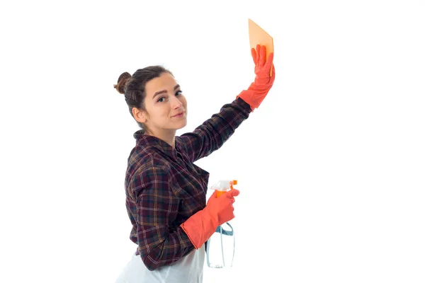 Jovem empregada com produtos de limpeza — Fotografia de Stock