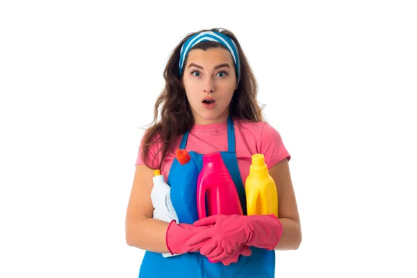 Giovane cameriera donna con detergenti — Foto Stock