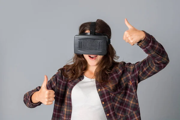 Chica alegre en casco de realidad virtual — Foto de Stock