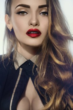 büyük meme ve kırmızı dudaklar genç çekici kadın