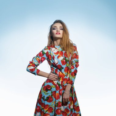 parlak elbiseli seksi kız tarafında el tutar ve kameraya bakıyor