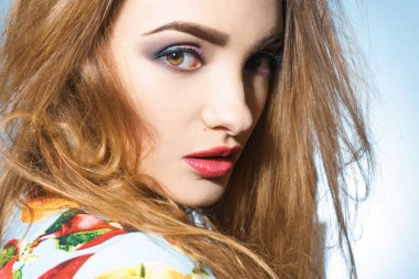 seksi kız kafasını çevirdi ve doğrudan kameraya benziyor