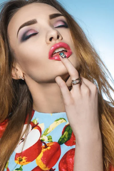 입술 클로즈업에 손가락을 유지 하는 아름 다운 젊은 여자의 초상화를 수직 — 스톡 사진