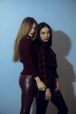 Stüdyoda iki güzel kadın.