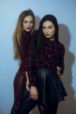 Stüdyoda iki güzel kadın.