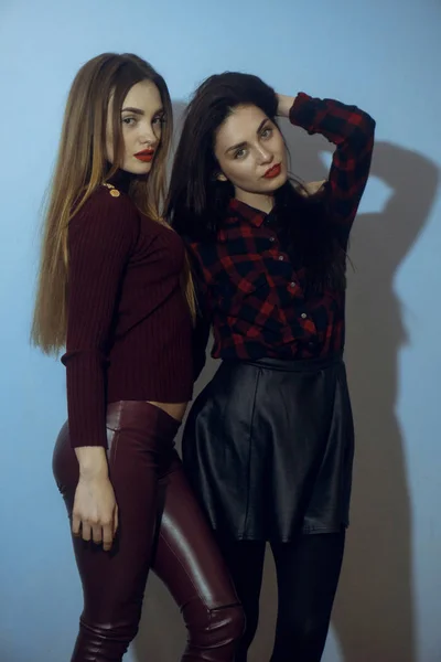 Dos hermosas mujeres en el estudio — Foto de Stock