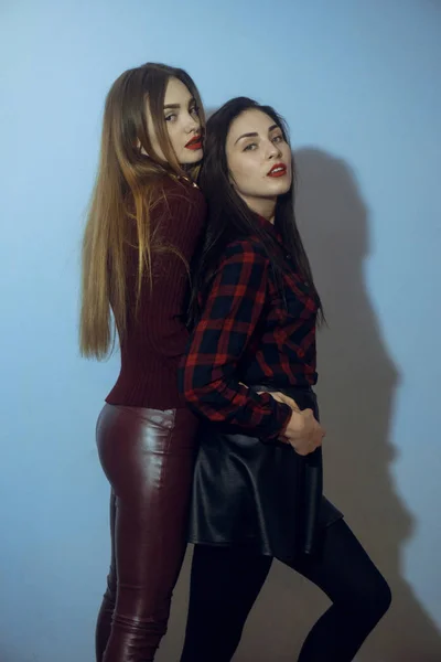 Duas mulheres bonitas em estúdio — Fotografia de Stock