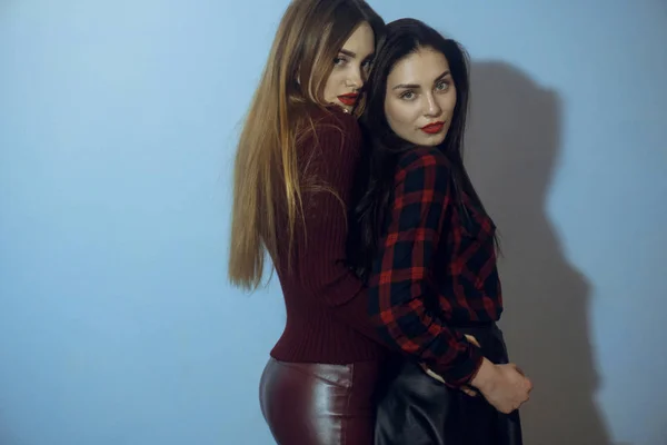 Dos hermosas mujeres en el estudio — Foto de Stock