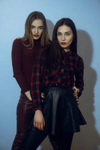 Twee mooie vrouwen in studio — Stockfoto