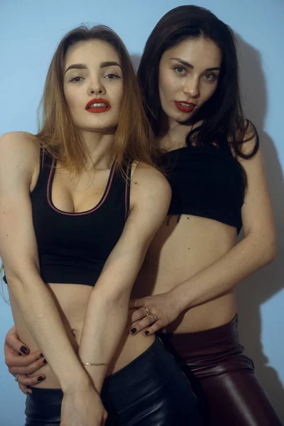 스튜디오에 있는 아름다운 두 여자 — 스톡 사진