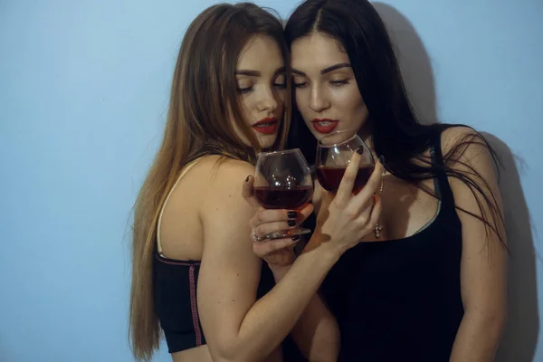 Duas mulheres bonitas em estúdio — Fotografia de Stock