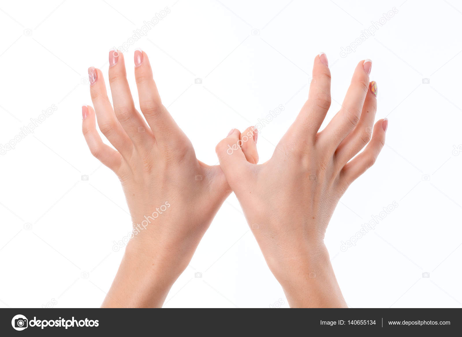 знак приветствия два пальца. рука девушки два пальца. два женских пальца. рука два пальца. жест виктори.