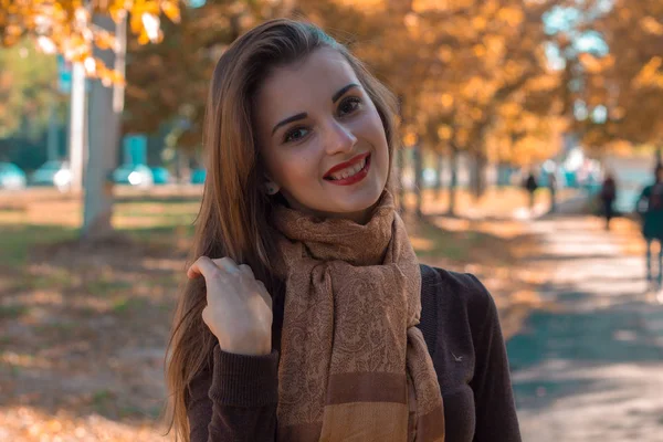 Hermosa chica vale la pena caer en la calle y sonriendo —  Fotos de Stock