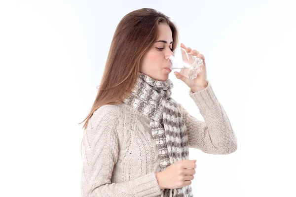 Mädchen wird krank und trinkt Tablettenwasser — Stockfoto