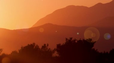 sıcak yaz dağ panorama günbatımı güneş ışığı fotoğraf makinesi lens yamalari ile
