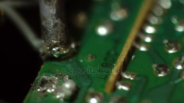 El proceso de soldadura de cables al chip Macro — Vídeos de Stock