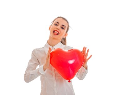 Sevgililer günü kavramı. Seviyorum. Studio beyaz arka plan üzerinde izole kırmızı kalpli genç mutlu kız