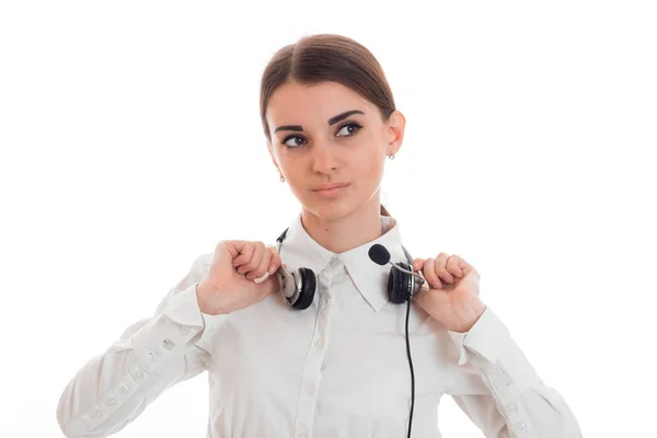Junges Call-Office-Girl in weißem Hemd mit Kopfhörern isoliert auf Hintergrund im Studio — Stockfoto