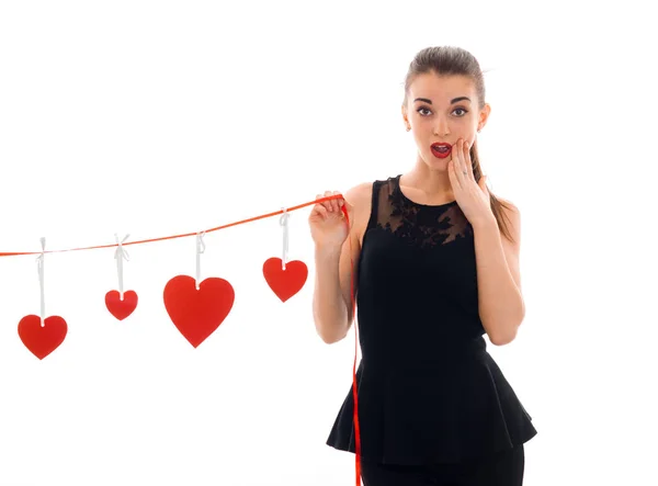 Concetto di San Valentino. Con amore. Giovane ragazza attraente con cuore rosso isolato su sfondo bianco in studio — Foto Stock