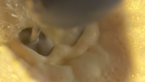Close-up van mixer zwepen eiwit in slow motion — Stockvideo