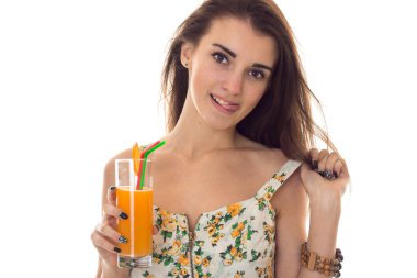 Yaz yakın kadar ışık elbiseleri beyaz arka plan üzerinde izole kokteyl elinde poz ile genç çekici kız portresi