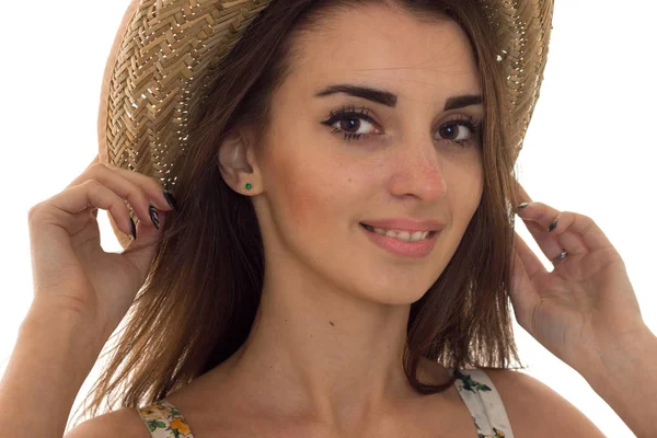 Retrato de verano de la joven chica encantadora en sombrero de paja mirando a la cámara y sonriendo aislado sobre fondo blanco — Foto de Stock