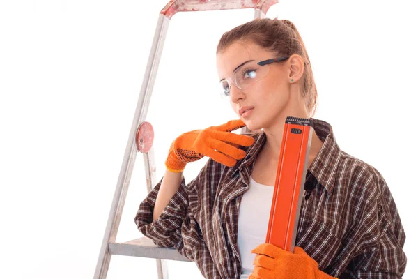 Chica constructor cansado en uniforme hace renovación aislada sobre fondo blanco — Foto de Stock