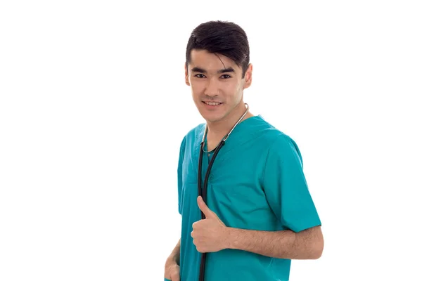Studio ritratto di bruna medico maschio in uniforme posa isolata su sfondo bianco — Foto Stock