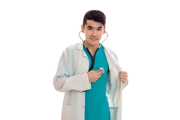 Retrato de médico varón en uniforme posando aislado sobre fondo blanco —  Fotos de Stock