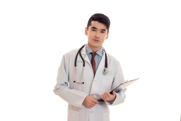 Студійний портрет краси чоловіка-лікаря в уніформі позує ізольовано на білому тлі — стокове фото