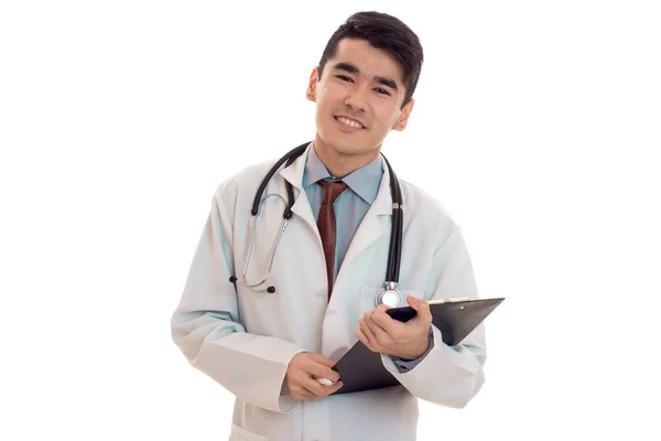 Estúdio retrato de feliz médico masculino em uniforme posando isolado no fundo branco — Fotografia de Stock