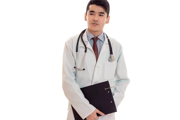 Retrato de estudio del joven doctor en uniforme posando aislado sobre fondo blanco —  Fotos de Stock