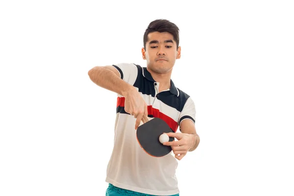 Портрет молодого брюнетки, який грає в пінг-понг, ізольований на білому тлі в студії — стокове фото