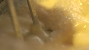 Mikser yumurta akı yavaş closeup kamçı.