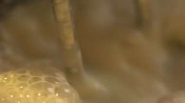 Mikser closeup yumurta akı yavaş çekimde kamçı.