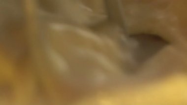 ağır çekim Mikser yumurta akı closeup kamçı