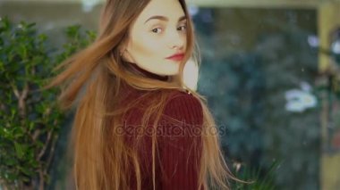 Kameraya bakarak ve evde gülümseyen güzel yapmak çekici kızı