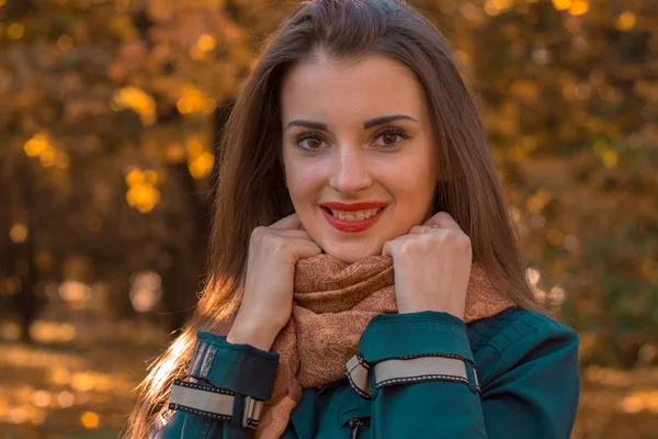 Affascinante ragazza con rossetto rosso sulle labbra tenendosi per mano e sciarpa sorridente — Foto Stock