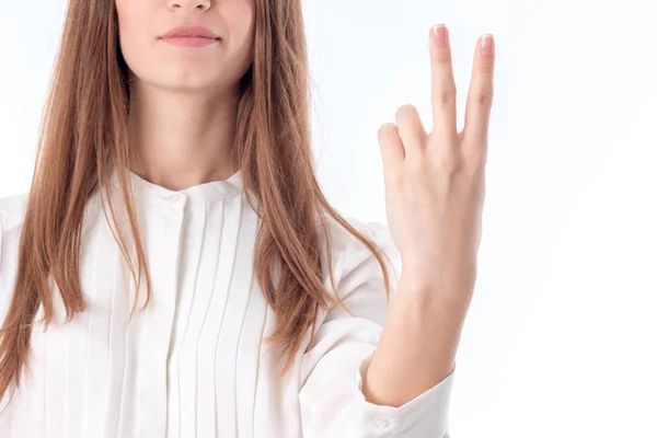 Девушка в белой блузке подняла вверх два пальца — стоковое фото