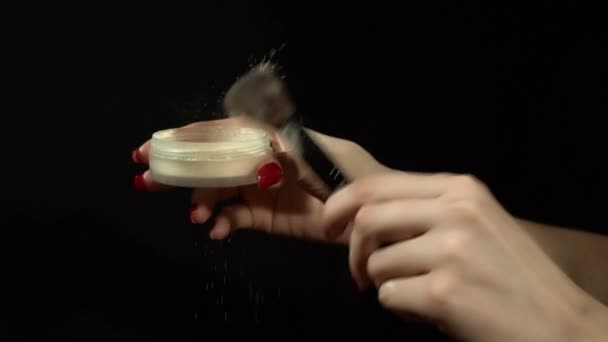 女の子がブラシで粉を振る — ストック動画