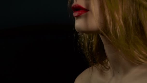 Chica con labios rojos disfruta del agua del baño — Vídeos de Stock